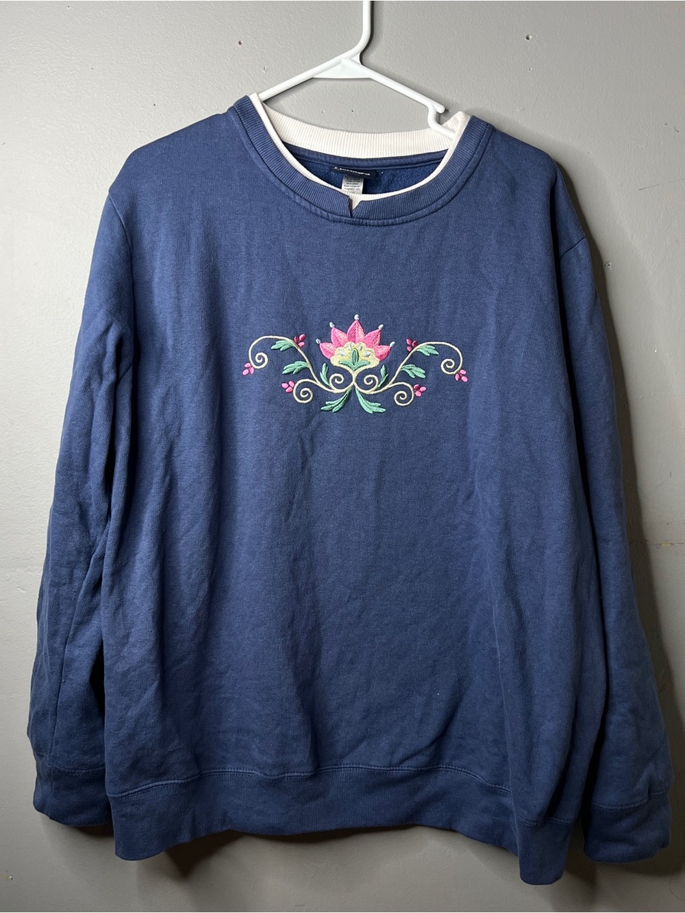 Vintage Pembrook Women’s Navy Embroidered Sweatshirt - Floral Motif Size 2XL